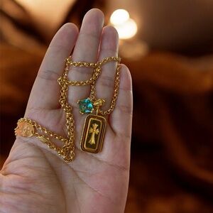 Elegant Gold Pendant Necklace